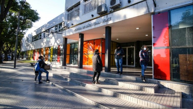 Encuentran a un recién nacido abandonado dentro de una caja y fallece poco después en un Hospital de Niños